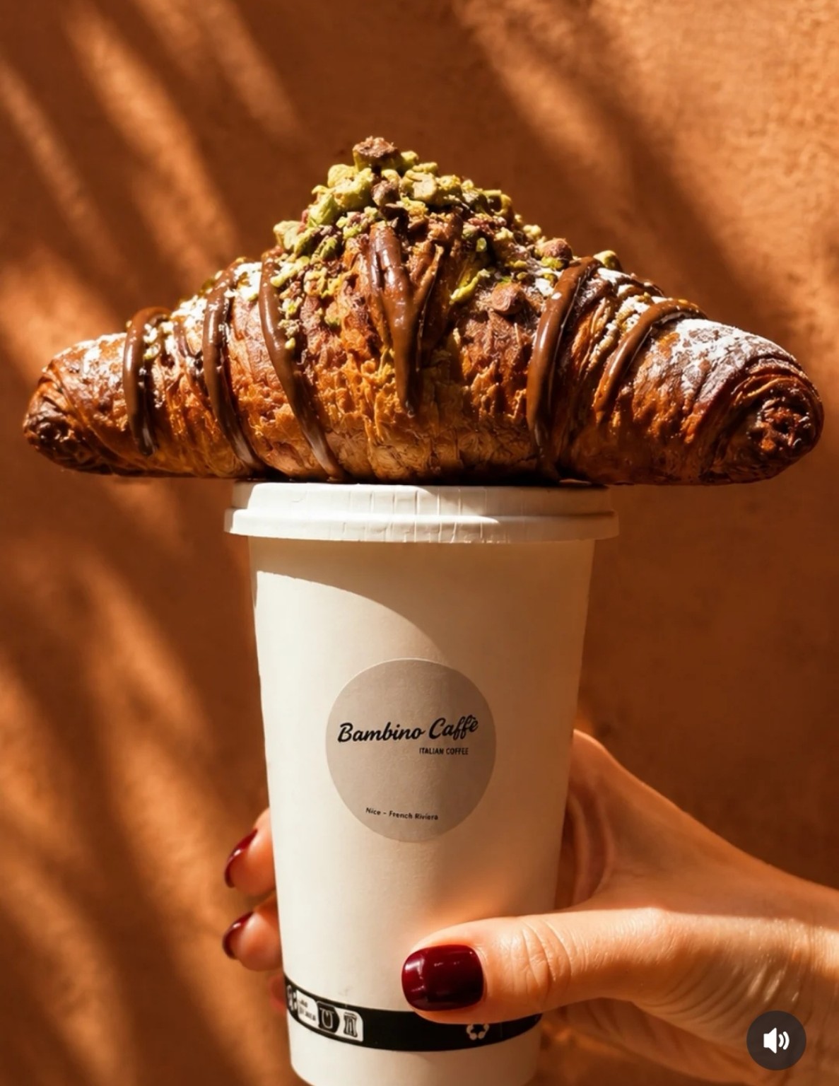 Croissant pistache posé sur un café Bambino Caffè